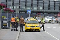 Bombgruppen på
plats på Arlanda

Ett misstänkt paket har hittats vid en incheckningsdisk i terminal fem, på Arlanda. Delar av terminalen och centralbyggnaden har nu spärrats av i väntan på polisens tekniker.