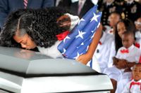 Myeshia Johnson kysser kistan under begravningen av den stupade soldaten La David Johnson i lördags.