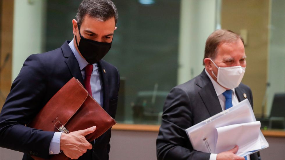 Spaniens premiärminister Pedro Sánchez och statsminister Stefan Löfven på väg in på EU:s kanske viktigaste toppmöte på länge, om långtidsbudget och coronakrisstöd. Munskydd var påbjudet av Europeiska rådets ordförande vid ankomsten.
