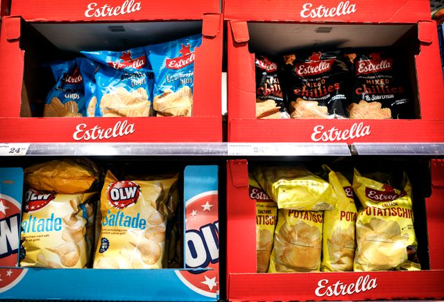 Den svenska chipsmarknaden domineras av Estrella och OLW som har runt 40 procent vardera av marknaden.