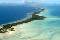 En färja är försvunnen bland Kiribatis atoller. Arkivbild av en del av huvudstadsatollen Tarawa.