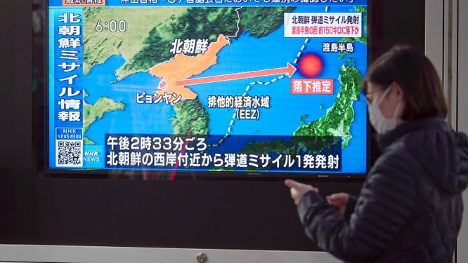 Tv-bilder som visas på offentlig plats i Tokyo visar hur nära den interkontinentala roboten kom Japan.