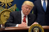 President Donald Trump skriver på en presidentorder om att förstärka granskningen av migranter och flyktingar som i framtiden kommer till USA.