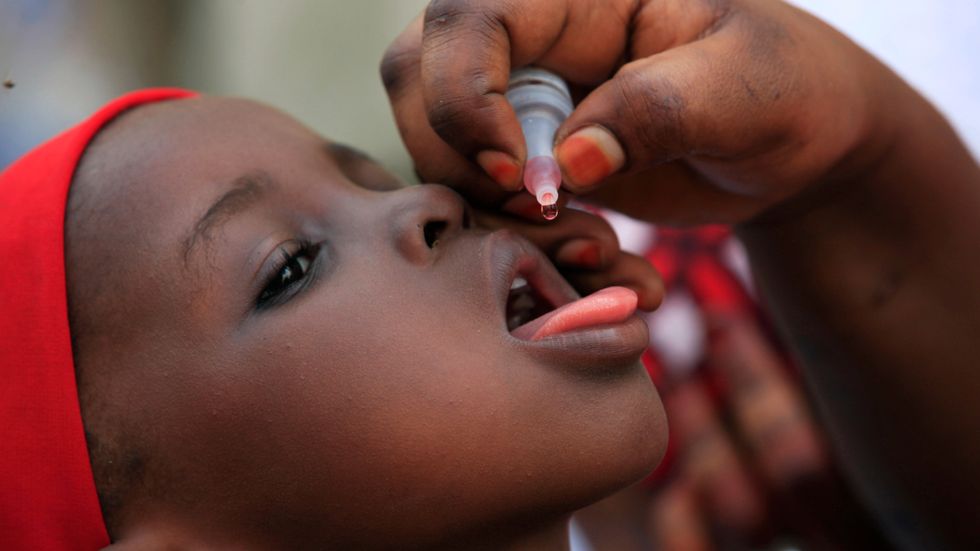 Poliovaccin ges till ett barn i Nigeria. Arkivbild.