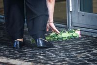 Första blomman läggs ned vid entrén till köpcentret Field's i Köpenhamn där gårdagens dödsskjutning skedde.