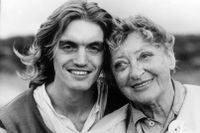 Johannes Brost med sin mamma, skådespelaren Gudrun Brost.