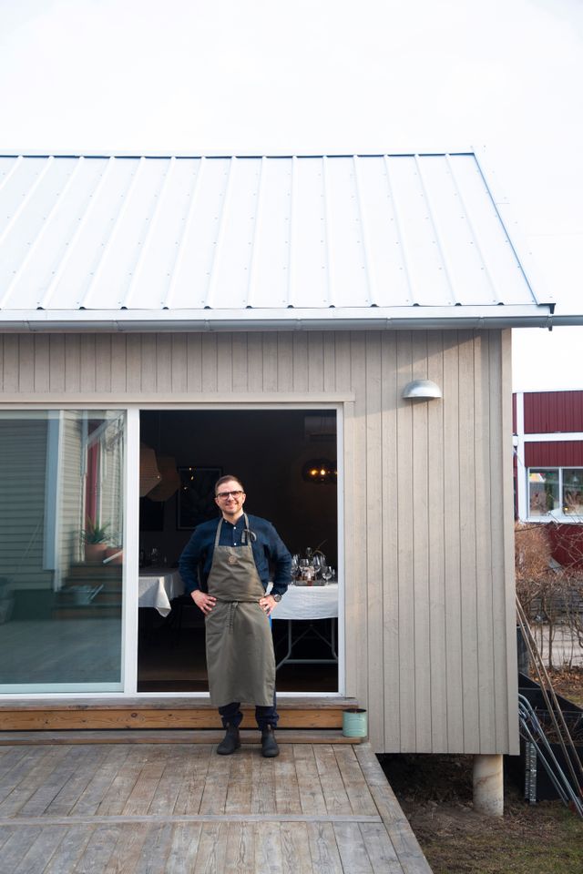 Christoffer Magnusson Domeij är utbildad kock och driver The Nutmeg House i ett separat hus på villatomten i Västerås. 