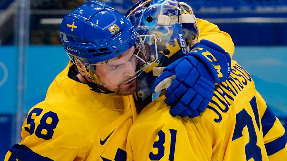 Anton Lander (till vänster) kramar om målvakten Lars Johansson efter kvartsfinalsegern mot Kanada i OS.