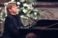 Elton John under begravningen av prinsessan Diana i Westminster Abbey i London den 6 september 1997. Arkivbild.