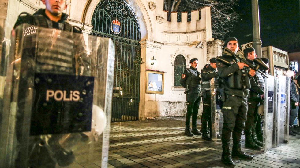 Kravallpolis skyddar ingången till Svenska konsulatet i Istanbul, där några aktivister senare tände eld på en svensk flagga.