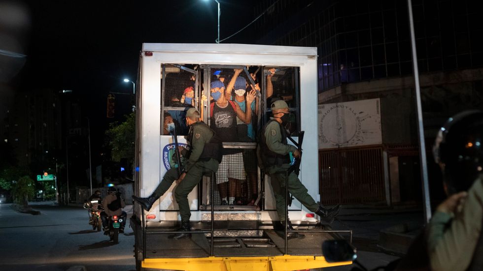 Venezuelaner som inte följer landets coronarestriktioner straffas – vissa misshandlas.