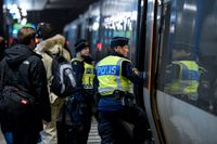 Polis utanför ett Öresundståg som stannat vid Hyllie station utanför Malmö för gränskontroll. i december.