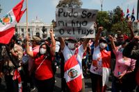 Peruaner demonstrerar för demokrati och mot korruption utanför kongressen i huvudstaden Lima den 16 november.
