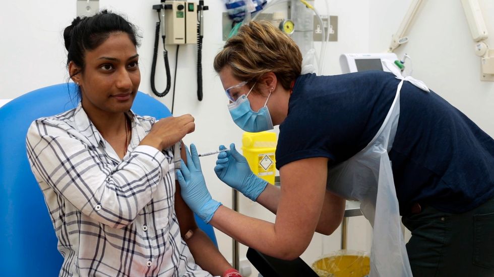 En frivillig försöksperson som deltar i Astra Zenecas vaccinprojekt får antingen ett potentiellt vaccin mot covid-19, eller en verkningslös substans.