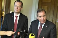Anders Ygeman (S), till vänster, kan bli den som förrättar talmansvalet. Till höger Stefan Löfven. 