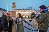 I serien besöker Lena Sundström bland annat presidentpalatset i Warszawa med plakat om yttrandefrihet som hon försöker ge presidenten i gåva.