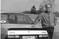 Sten Wennlo poserar vid en en Saab 900 turbo 1984.