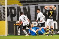 Örebros Deniz Hümmet, i mitten, jublar efter 2–0-målet mot AIK.