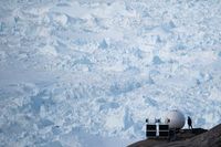 Grönland sätter ett retroaktivt köldrekord för jordens norra halvklot. Här står en kvinna vid en av öns glaciärer, sommaren 2019. Arkivbild.