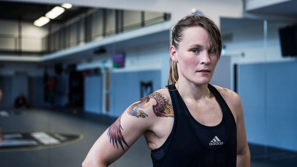 Hanna Sillén upptäckte kampsporten först när hon var 23 år. Elva år efter att hon börjat träna blev hon den första svenska kvinna som gått en professionell MMA-match på en svensk herrgala.