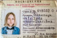 I rött på Ingas id-kort som barn står det ungefär ”Barn som påverkats av katastrofen i Tjernobyl”. 