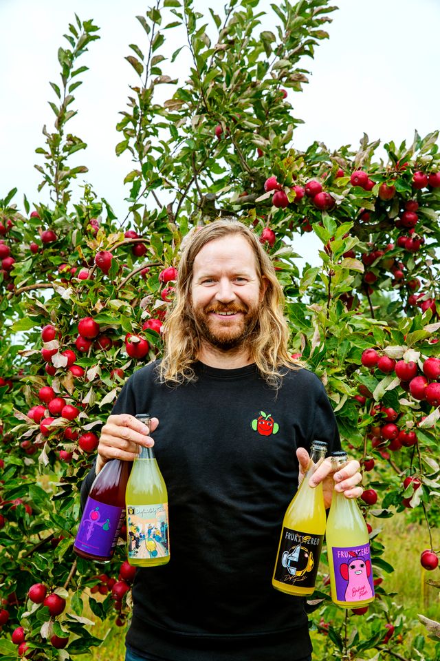 Ciderproducenten Fruktstereos grundare Karl Sjöström på plats bland äppelträden man arrenderar i Haväng på Österlen.