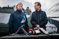 Statsminister Magdalena Andersson och moderat­ledaren Ulf Kristersson på besök vid militär­övningen Cold Response 2022 i Nordnorge.