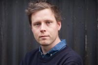 Brittiske författaren Max Porter (f. 1981), slog igenom stort med debutromanen ”Sorgen bär fjäderdräkt” (2016).