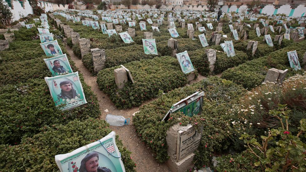 Nya gravar för offer i striderna i Jemen. Bilden är från den 2 mars. 