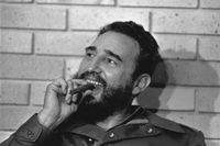 Fidel Castro röker en cigarr i Havanna 1974.