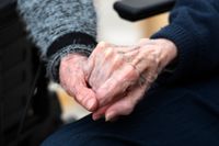 Ett äldre par håller varandras händer på ett äldreboende i Örebro. Arkivbild.