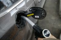 Du som tankar din bil eller annat fordon kommer inte att märka några större förändringar. Förslaget om ökad mängd biobränsle riktar sig till bränsledistributörerna, skriver ministrarna. 