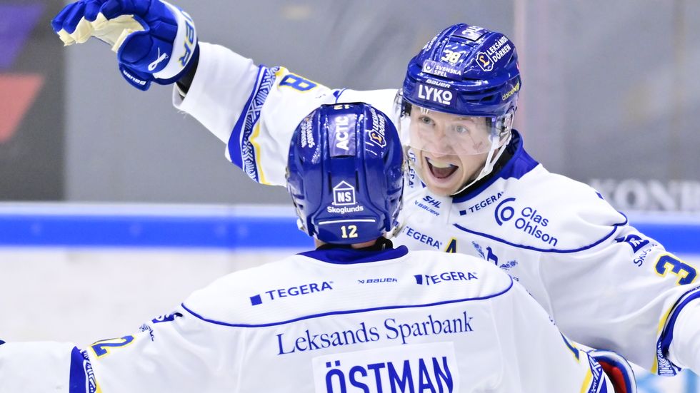 Leksands Olle Alsing firar sitt segermål mot HV71 tillsammans med lagkompisen Kalle Östman.