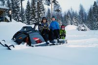 Vinter, Vilgot och Visa älskar vintern och snön. Förutom att åka skoter åker de längdskidor. Vinter åker även snowboard. 