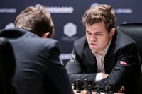 Nionde partiet mellan norrmannen Magnus Carlsen (höger) och ryssen Sergej Karjakin.