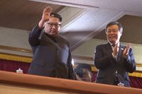 Nordkoreas diktatorn Kim Jong-Un deltar i en sällsynt sydkoreansk konsert i Pyongyang tillsammans med Sydkoreas minieter för kultur, sport och turism Do Jong-Whan (till höger).