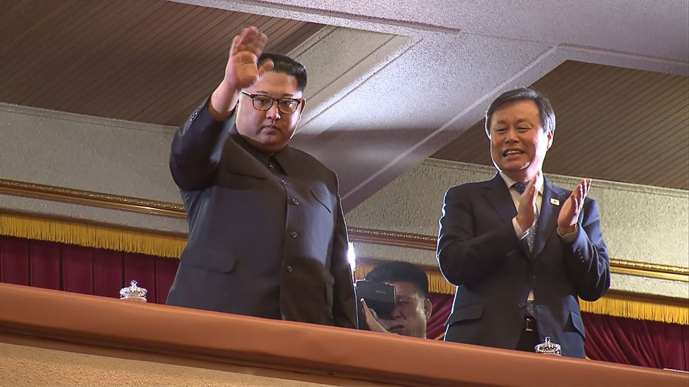 Nordkoreas diktatorn Kim Jong-Un deltar i en sällsynt sydkoreansk konsert i Pyongyang tillsammans med Sydkoreas minieter för kultur, sport och turism Do Jong-Whan (till höger).
