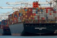 Ett containerfartyg fullt av importgods lastas av i Oakland, Kalifornien. Arkivbild från juli 2018.