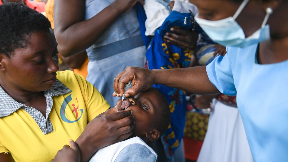 Ett barn i Malawi vaccineras mot polio under en vaccinkampanj i våras. Arkivbild.
