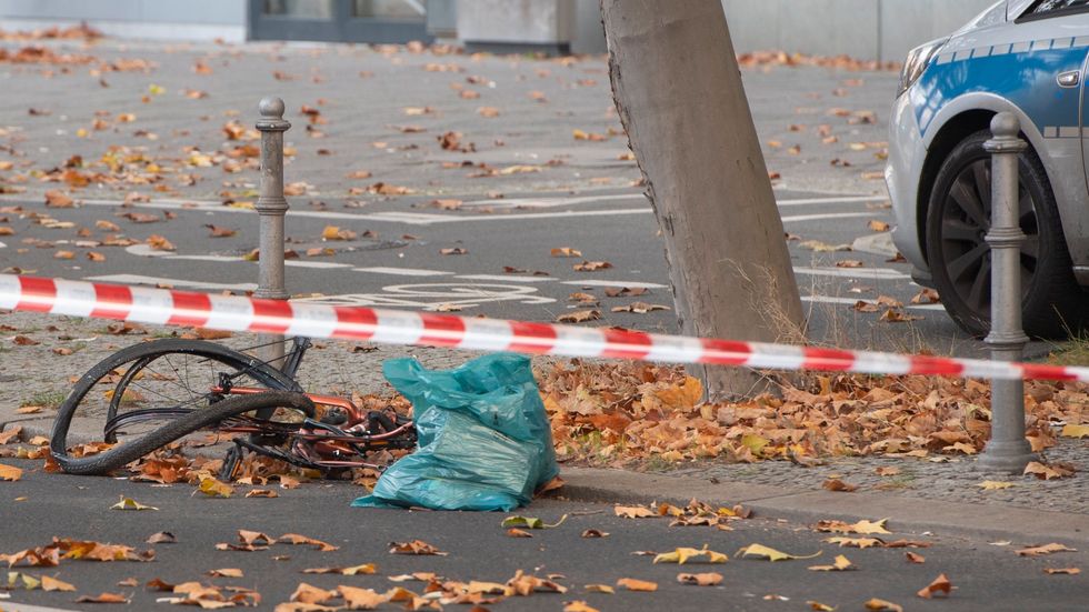 En kvinnlig cyklist dog i en trafikolycka i Berlin den 31 oktober. Ambulansen hann inte fram i tid, vilket den möjligen skulle ha gjort om inte klimataktivister hade klistrat fast sig på körbanan.
