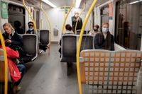 Många men inte alla hade munskyddet på i morgontrafiken i Oslos tunnelbana. Klockan tolv träder munskyddsobligatoriet i kraft.