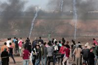 Demonstranter kastar stenar mot israeliska soldater under demonstrationerna på Gazaremsan våren 2018. Arkivbild.