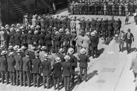 Armérekryter samlas på en gata i New York, 1917, efter att Woodrow Wilson förklarat krig mot Tyskland.