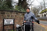 ”Hitttills har det gått bra, men nästa säsong får avgöra hur det går”, säger Phil Ware om sin nya cykelguide-rörelse. Här är det paus på en inte helt obekant Liverpool-gata, är ett av tusentals exempel på företagande i en besöksnäring i staden som omsätter över 30 miljarder kronor om året.