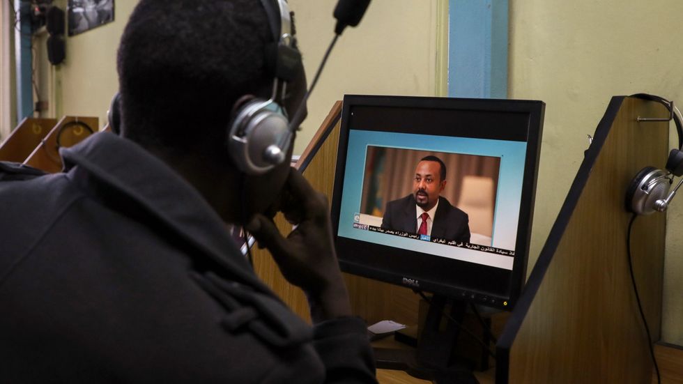 En etiopier tittar på premiärminister Abiy Ahmed på nätet tidigare i veckan.