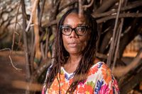 Tsitsi Dangarembga, född 1959, är författare, filmskapare och människorättsaktivist. ”En kropp att sörja” nominerades 2020 till Bookerpriset.