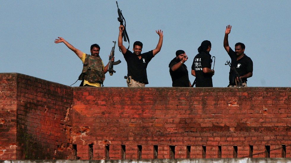 Indisk säkerhetspersonal firar segern mot terrorister vid måndagens attack i Gurdaspur.
