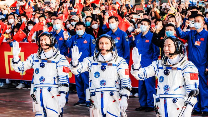 Professor Gui Haichao ansvarig för de vetenskapliga experimenten, rymdflygingenjören Zhu Yangzhu och befälhavaren Jing Haipeng vinkar innan strax före uppskjutningen och starten på resan till rymdstationen Tiangong.