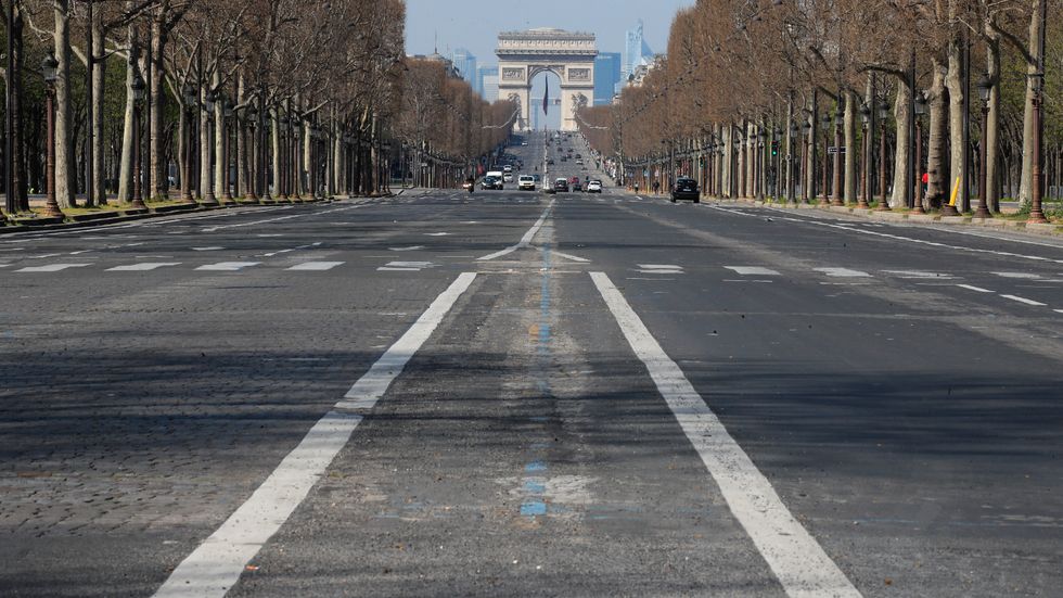 En i det närmaste bilfri Champs-Élysées i Paris, fotograferad den 19 mars.