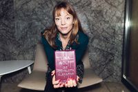 Lina Wolffs prisbelönade roman ”De polyglotta älskarna” skickas ut till tio vinnare i SvD:s traditionella jultävling.